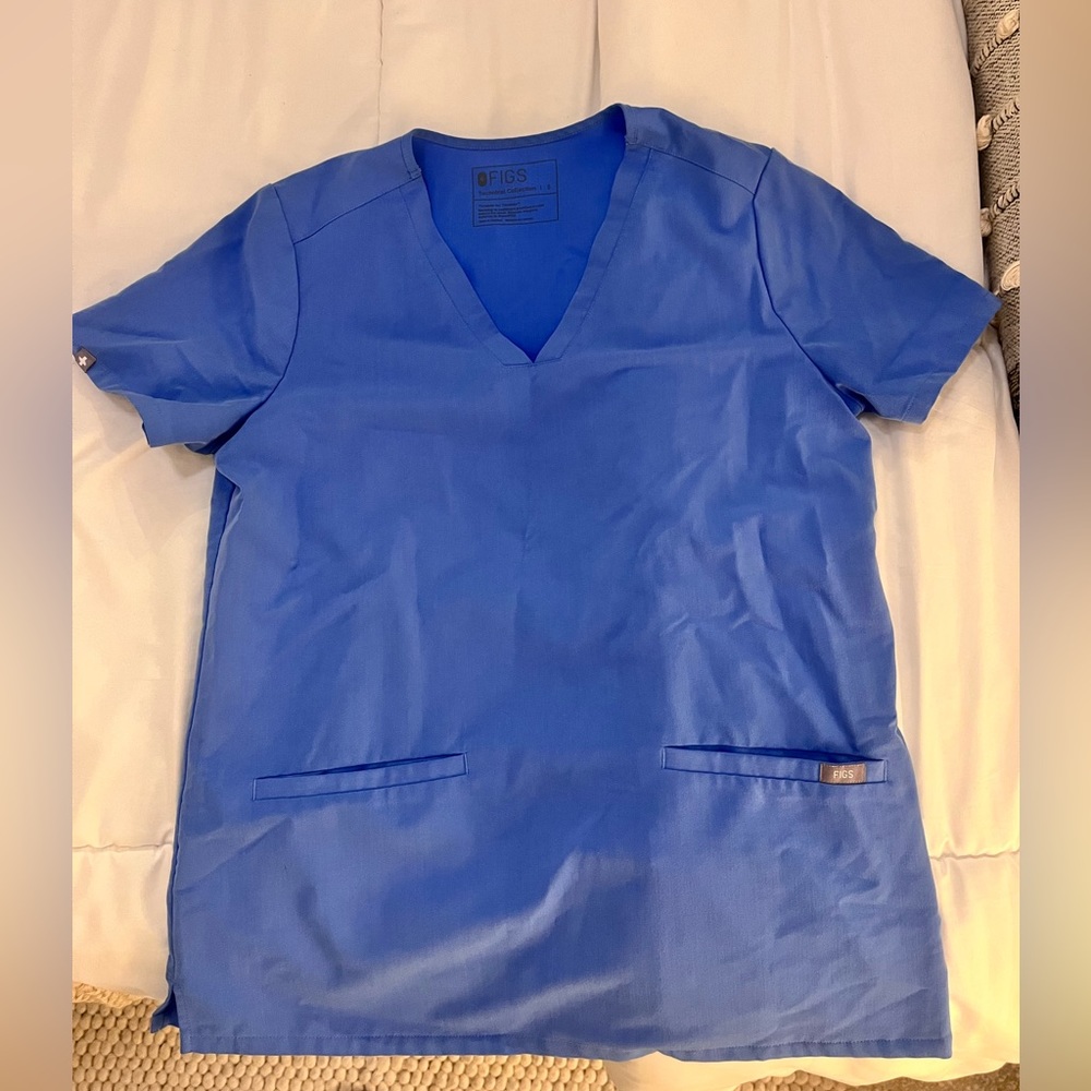 Figs Women’s Ceil Blue Casma Three Pocket Scrub Top- size small